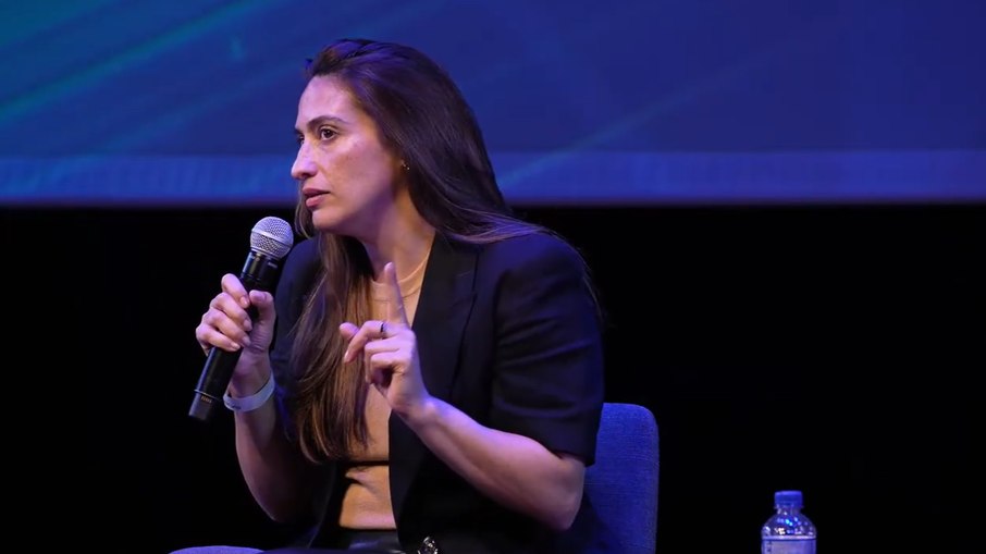 Meirav Shirom, intérprete de Dana em Fauda, durante painel do Fisesp Day, em São Paulo.