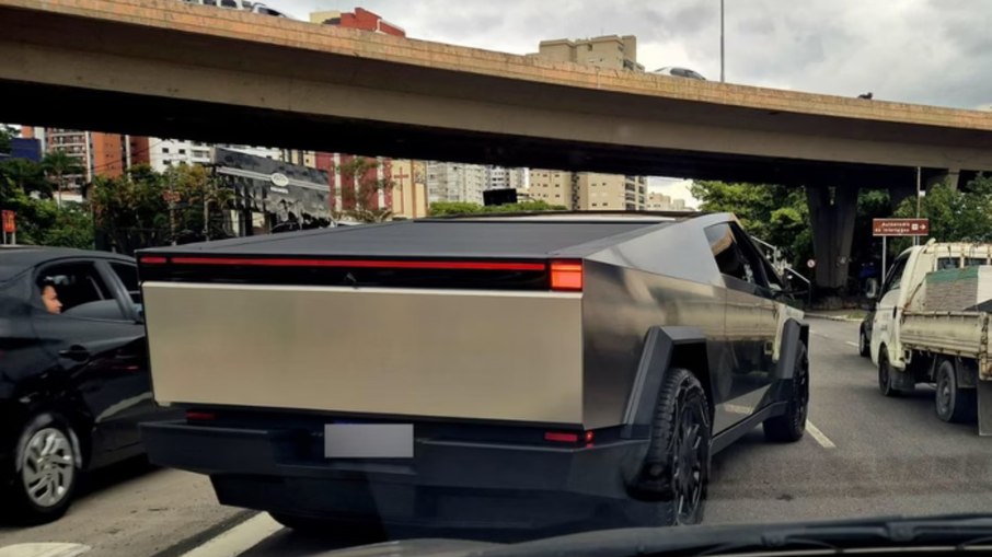 Cybertruck flagrado em São Paulo
