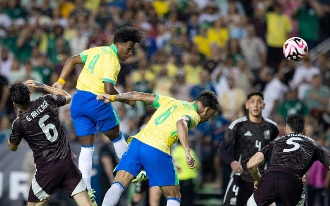 Endrick cabeceia para marcar o terceiro gol do Brasil na vitória sobre o México por 3 a 2 em amistoso disputado neste sábado, nos Estados Unidos