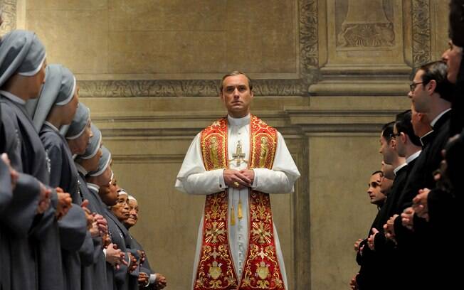 Jude Law em cena de The Young Pope