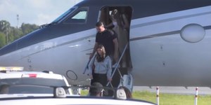 Flávio Bolsonaro desembarca nos Estados Unidos com a família