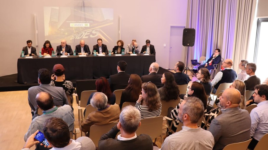 O presidente do BNDES, Aloizio Mercadante, e membros da diretoria, na coletiva em SP O presidente do BNDES, Aloizio Mercadante, e membros da diretoria, na coletiva em SP