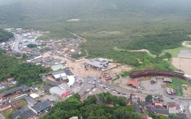 Foto divulgada pela Defesa Civil de Santa Catarina mostra estragos na região metropolitana de Florianópolis