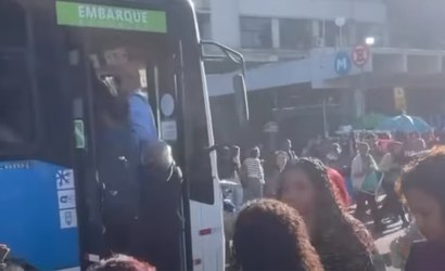 Idosa é criticada após pegar ônibus lotado: "Deixa morrer"