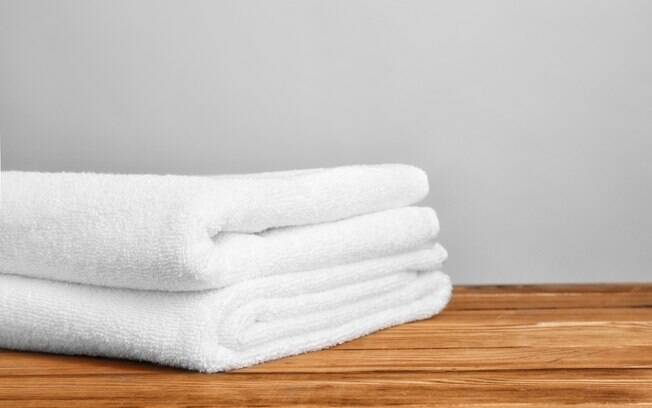 Em um fórum da internet, mulher questiona se está sendo irracional ao lavar a toalha de banho toda vez que a usa