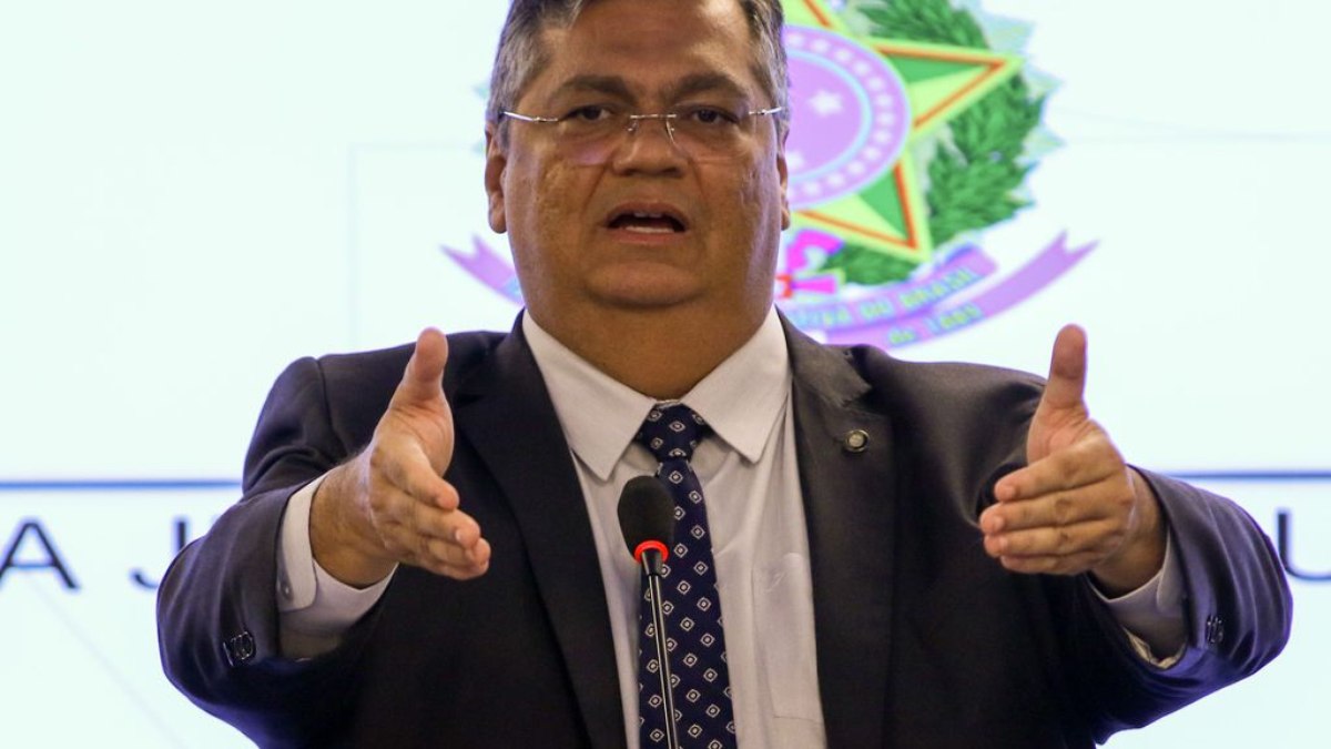 Ministro da Justiça, Flávio Dino, acompanhando do diretor-geral da Polícia Federal, Andrei Rodrigues, durante coletiva