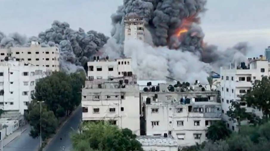 O conflito entre Hamas e Israel segue intenso. O grupo terrorista Hamas, que controla a Faixa de Gaza, lançou um ataque a Israel no início do mês, matando ao menos 1.400 e capturando reféns.