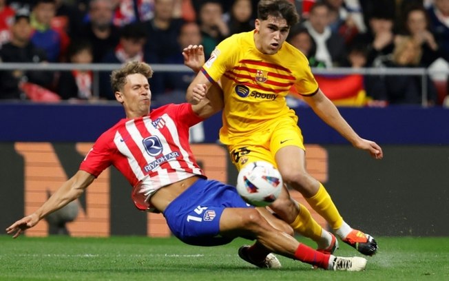 Marcos Llorente tenta impedir o avanço de Pau Cubarsí durante partida do campeonato espanhol entre Atlético de Madrid e Barcelona em 17 de março de 2024 no estádio Metropolitano em Madri