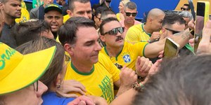 Bolsonaristas largam 'mamadeira' e priorizam fakes sobre economia