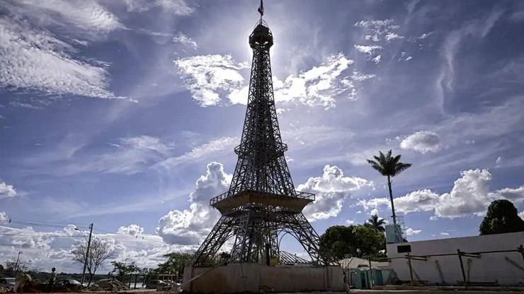 Torre UAIffel mineira de 31 metros vai a leilão para pagar dívida