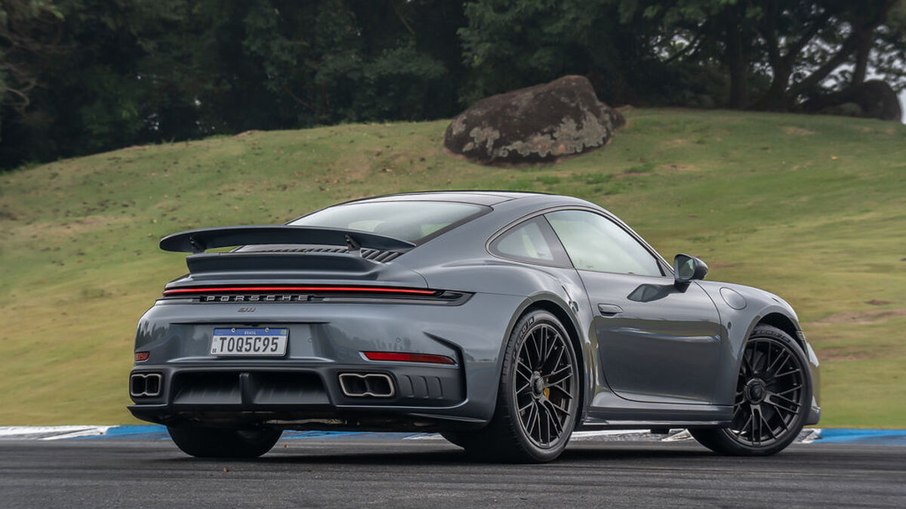 Novo 911 Turbo S traz aerodinâmica ativa e spoiler traseiro móvel para uso em alta velocidade