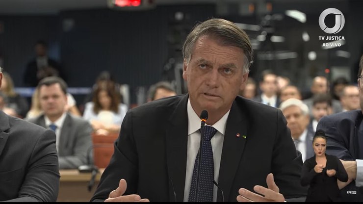 Bolsonaro%20mirou%20p%C3%BAblico%20externo%20ao%20posar%20de%20%22perseguido%22%20no%20STF