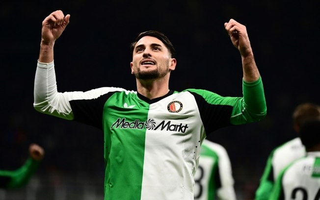 Julián Carranza comemora após marcar para o Feyenoord no empate em 1 a 1 com Milan nesta terça-feira, pela Liga dos Campeões Julián Carranza comemora após marcar para o Feyenoord no empate em 1 a 1 com Milan nesta terça-feira, pela Liga dos Campeões