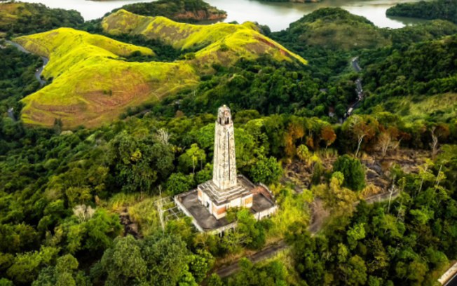 Monumento abandonado na Serra das Araras nasceu antes da Dutra