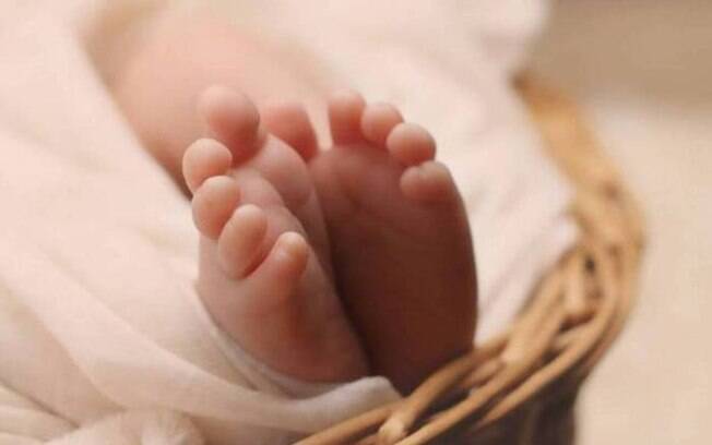 Bebê foi encontrado na poça de sangue dos pais