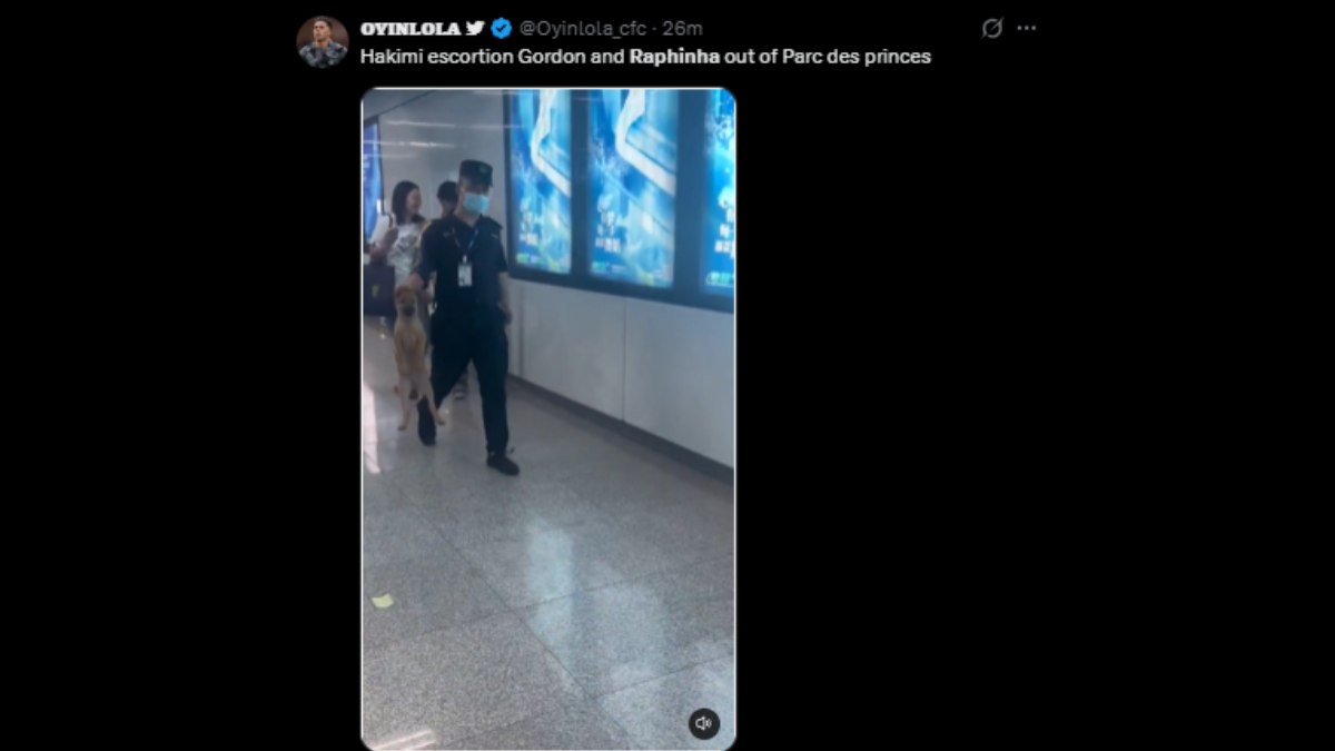 'Hakimi escoltando Gordon e Raphinha à saída do Parc des Princes.'