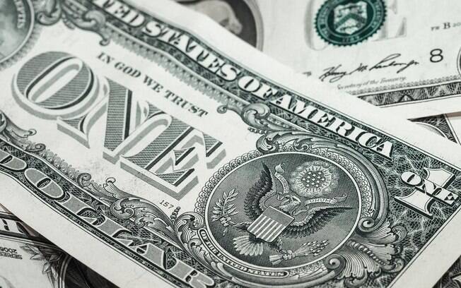 Empresário russo fez chuva de dinheiro com 20 mil notas de um dólar