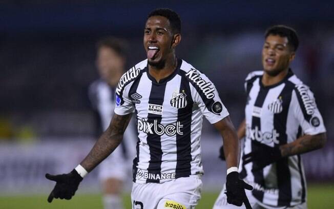 Rwan comemora primeiro gol na Vila Belmiro: 