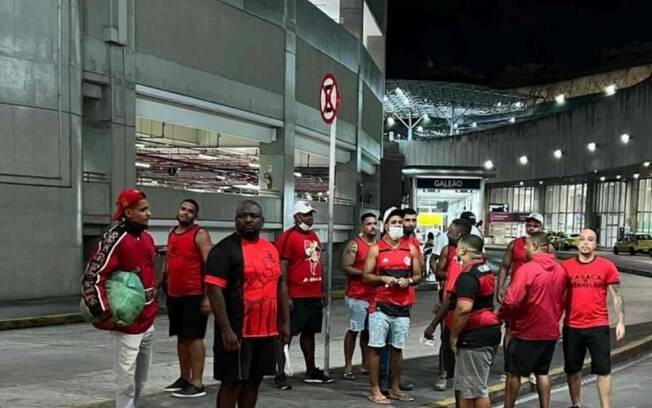 Com pipoca, torcedores aguardam retorno do Flamengo ao Rio após derrota para o Atlético na Supercopa