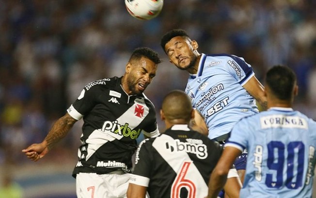 Influenciador vascaíno se irrita após derrota para o CSA: 'Chega de jogador ruim e burro' Influenciador vascaíno se irrita após derrota para o CSA: 'Chega de jogador ruim e burro'