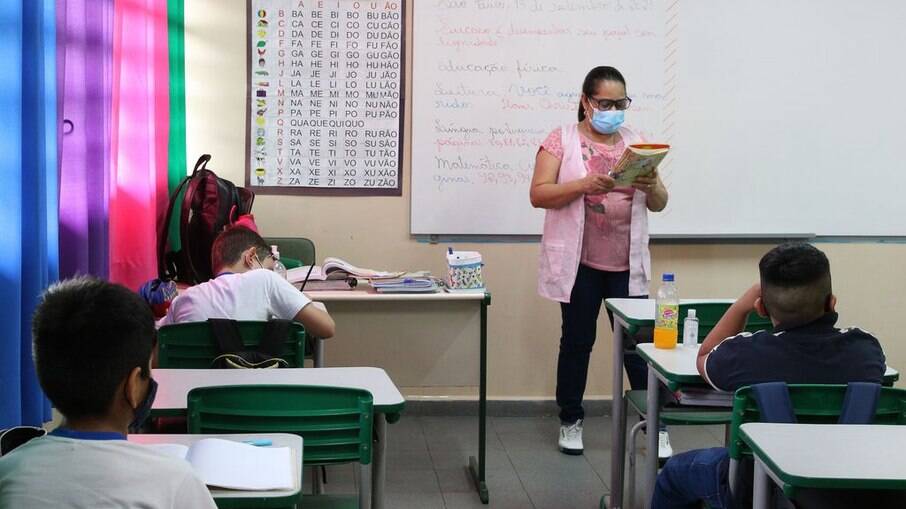 Professores sala de aula escola máscara