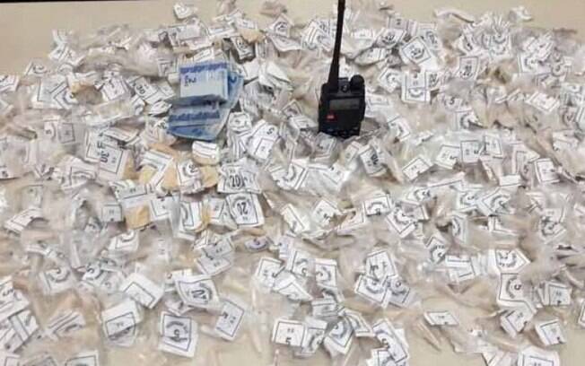 Com o criminoso, foram encontrados 715 papelotes de cocaína e um radiotransmissor