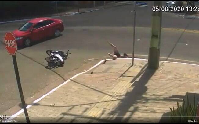 Mulher caiu em bueiro após ser atingida por carro enquanto pilotava moto