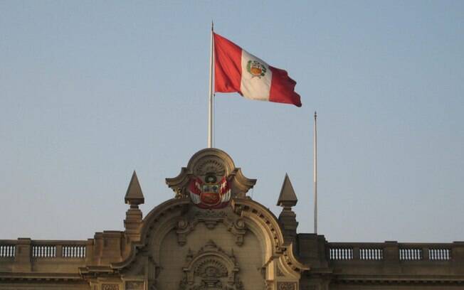 Bandeira do Peru hasteada 