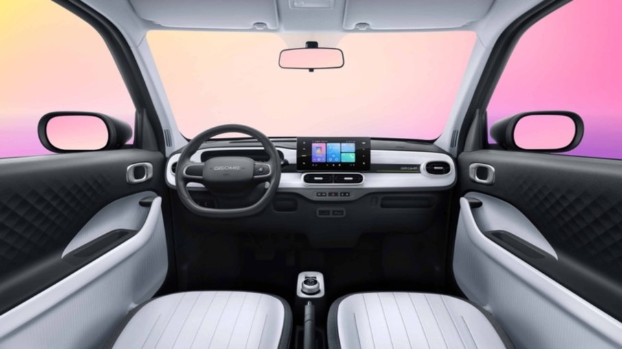 Cabine do Geely Panda Mini traz painel compacto e proposta voltada à praticidade no dia a dia.