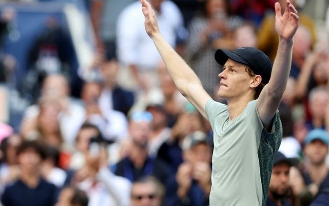 Jannik Sinner comemora o título do US Open no dia 8 de setembro, em Nova York