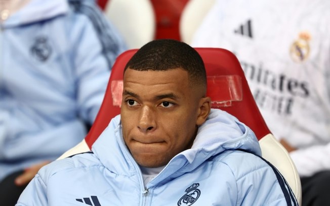 Kylian Mbappé acompanha do banco o jogo entre Real Madrid e Lille pela Liga dos Campeões