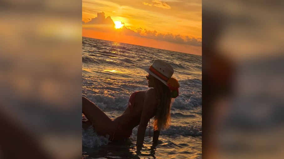 Lívia Andrade posa de biquíni em praia dos EUA