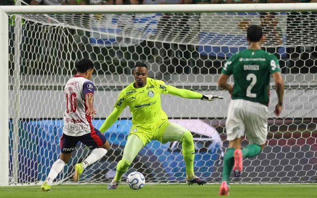 Carlos Miguel se atrapalhou com chegada de Vegetti e colocou a bola pra dentro da própria meta