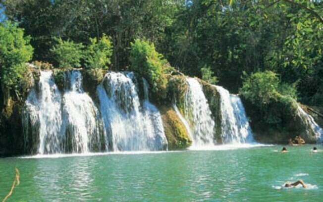 O Parque das Cachoeiras, em Bonito, no MS, é um excelente destino para fugir do calor e apreciar a paisagem
