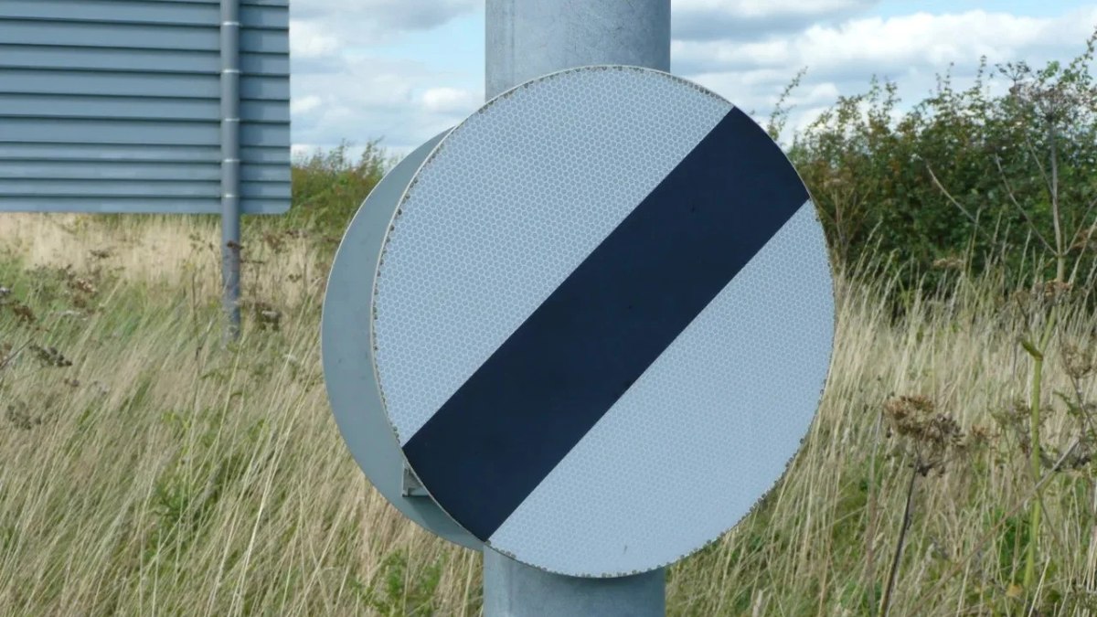 Placa de trânsito circular com faixa preta: o que significa Placa de trânsito circular com faixa preta: o que significa