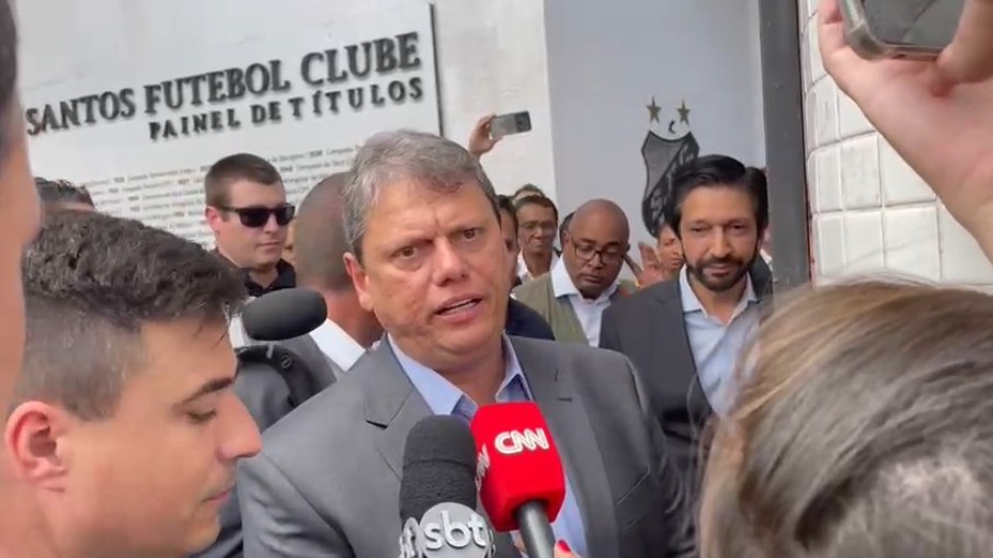 Tarcísio de Freitas, governador de São Paulo, compareceu ao velório do Rei Pelé Tarcísio de Freitas, governador de São Paulo, compareceu ao velório do Rei Pelé