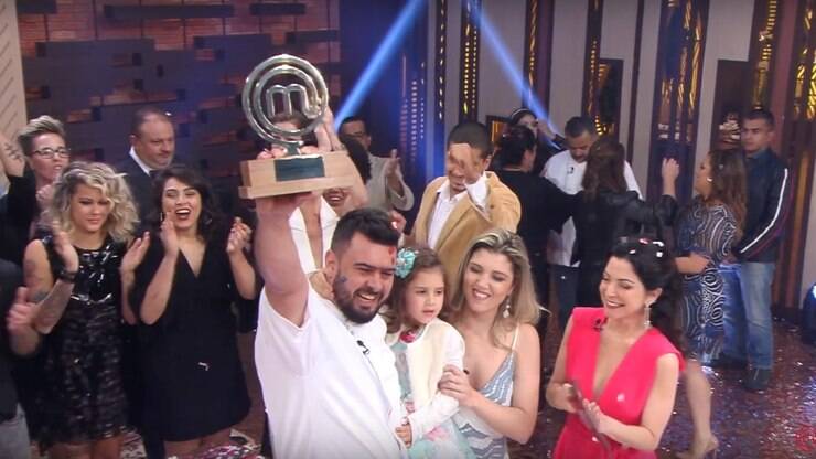 Foto: Paola Carosella é uma das juradas do 'MasterChef Profissionais' junto  com Henrique Fogaça e Erick Jacquin - Purepeople