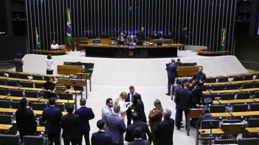 Votação dos projetos que blinda parlamentares e põe fim ao foro privilegiado foi adiada