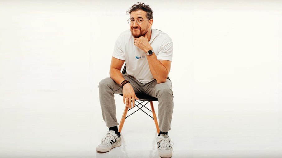 Humorista Afonso Padilha está em turnê solo com o show Ninguém se Importa Humorista Afonso Padilha está em turnê solo com o show Ninguém se Importa