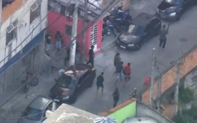 Imagens da TV Globo flagraram homens armados correndo pelas ruas do Morro da Mangueira