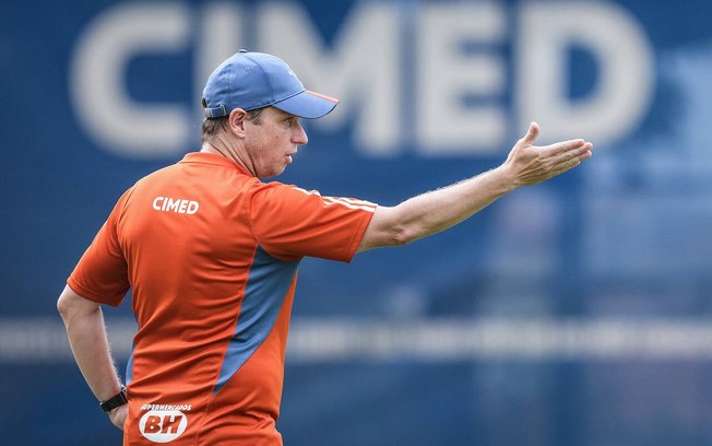 Fernando Seabra foi apresentado como novo técnico do Cruzeiro e já comandou treino desta terça