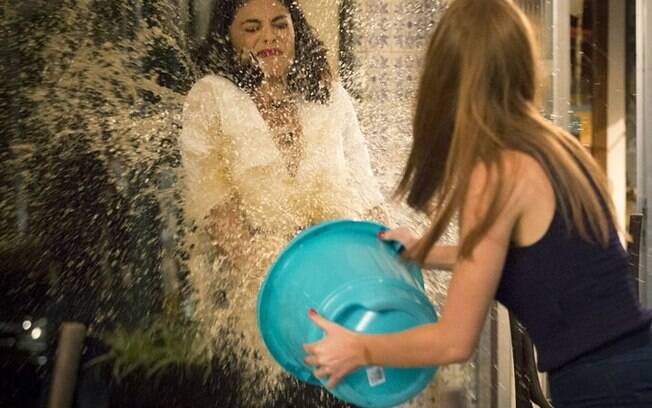 Eliza joga balde de água em Carolina, em 