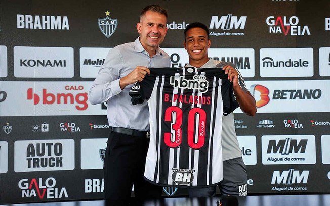 Brahian Palacios recebeu a camisa 30 das mãos do diretor Victor