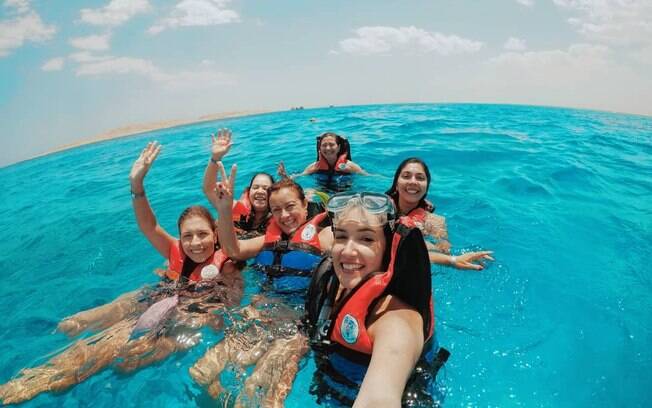 Durante a viagem em grupo, Camila programou de fazer snokling no mar vermelho com algumas das viajantes Durante a viagem em grupo, Camila programou de fazer snokling no mar vermelho com algumas das viajantes