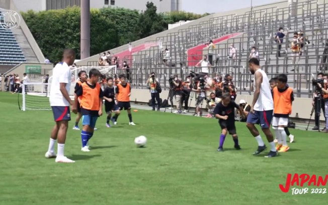 Neymar e estrelas do PSG treinam com crianças no Japão