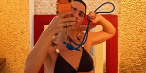 Carolina Dieckmmann ostenta barriga definida em foto de biquíni