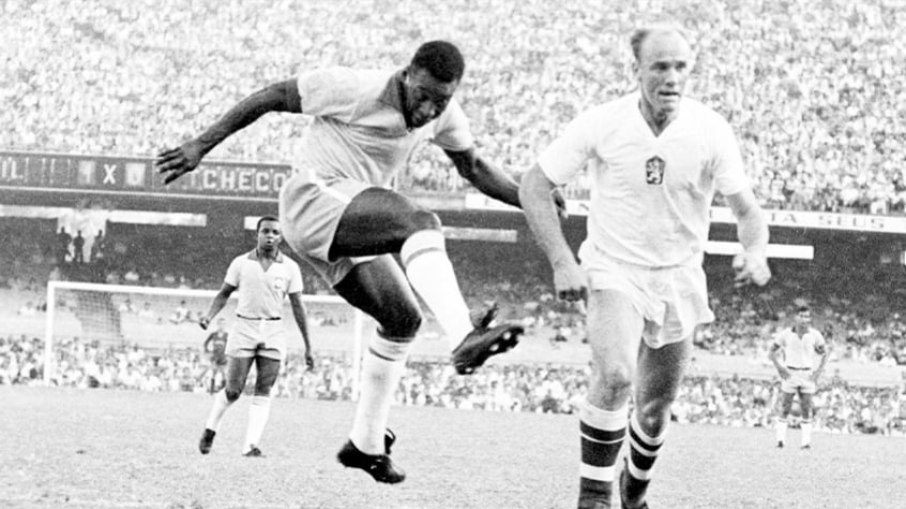 'Pelé casou as paixões do futebol e da arte', doutor em teledramaturgia fala do alcance midiático do 'Rei'