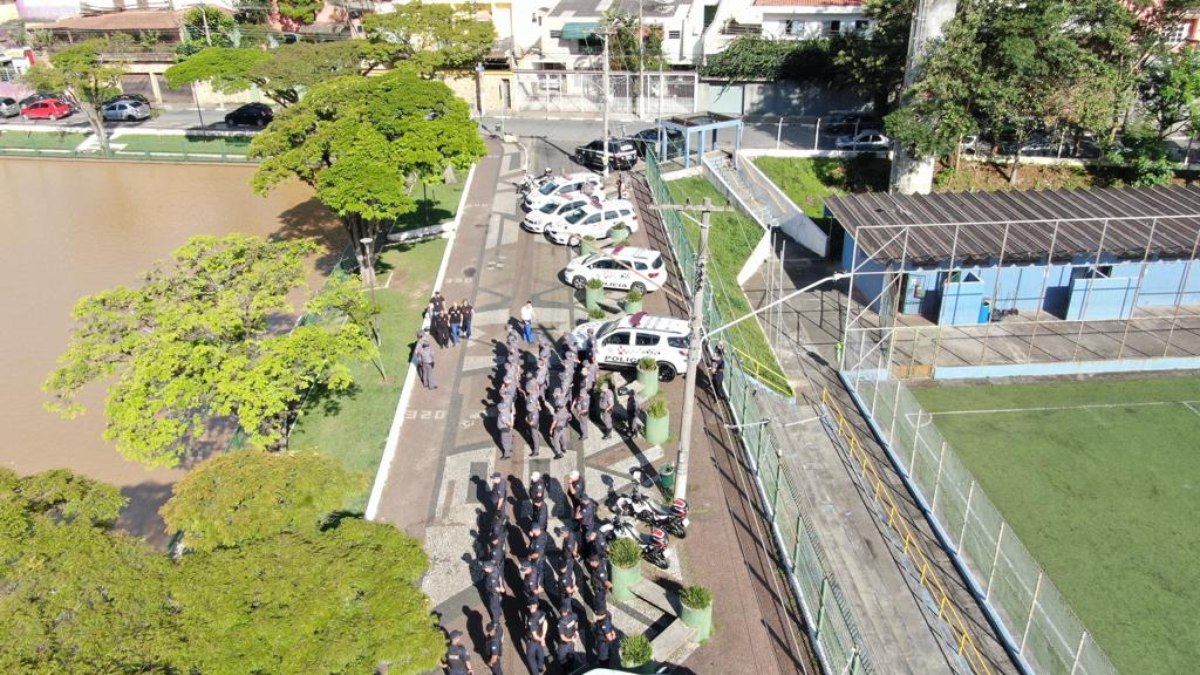 As ações contaram com quase cem agentes das três forças, um cão policial de faro, drones, 24 carros e 13 motocicletas. As ações contaram com quase cem agentes das três forças, um cão policial de faro, drones, 24 carros e 13 motocicletas.