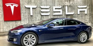 “Irão para a prisão”, diz Musk sobre ataques coordenados à Tesla