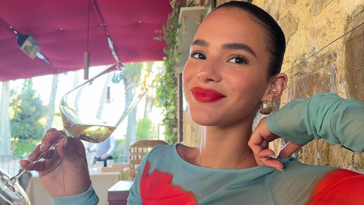 Bruna Marquezine chama a atenção com vestido transparente